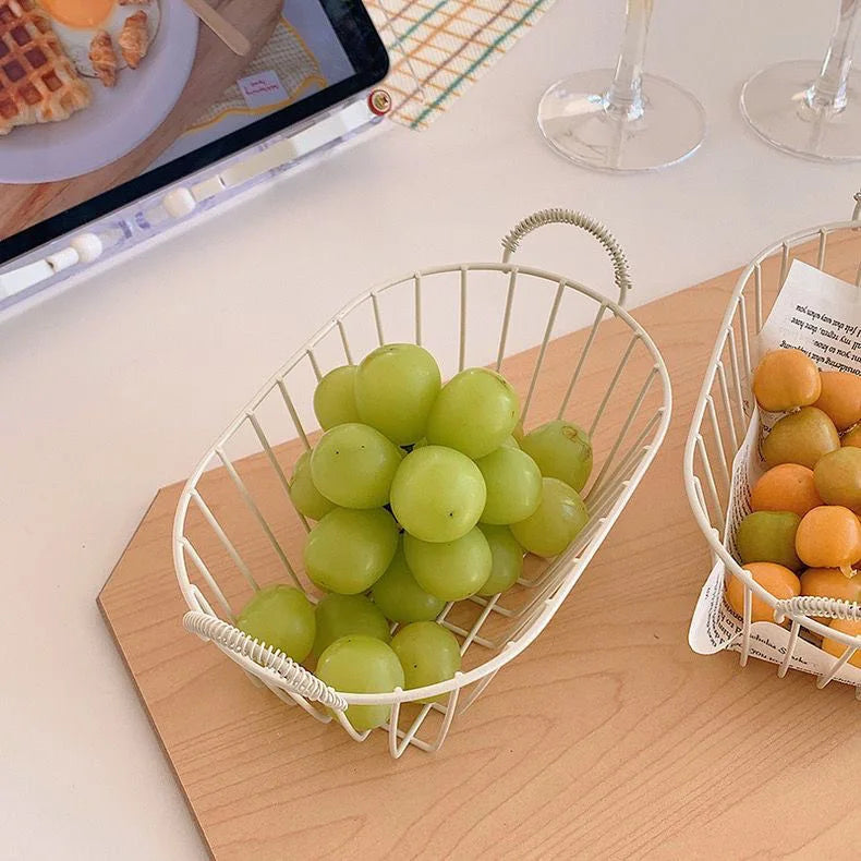 panier rangement métal blanc noir verticalement strié poignées incurvées fruits livres cartes postales bougies
