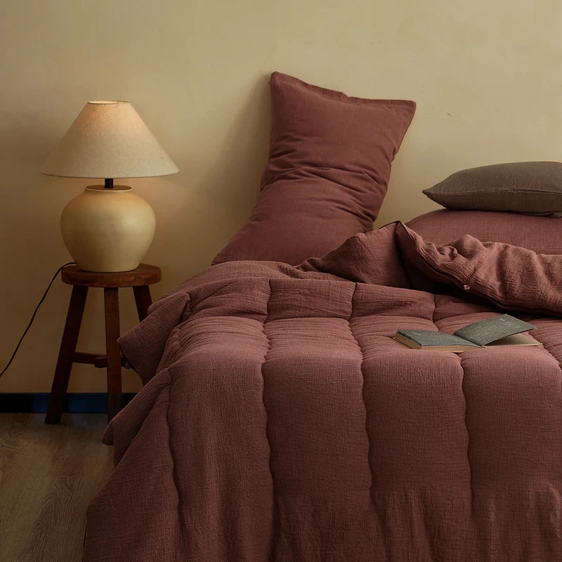 Couette gris foncé avec des coussins décoratifs assortis