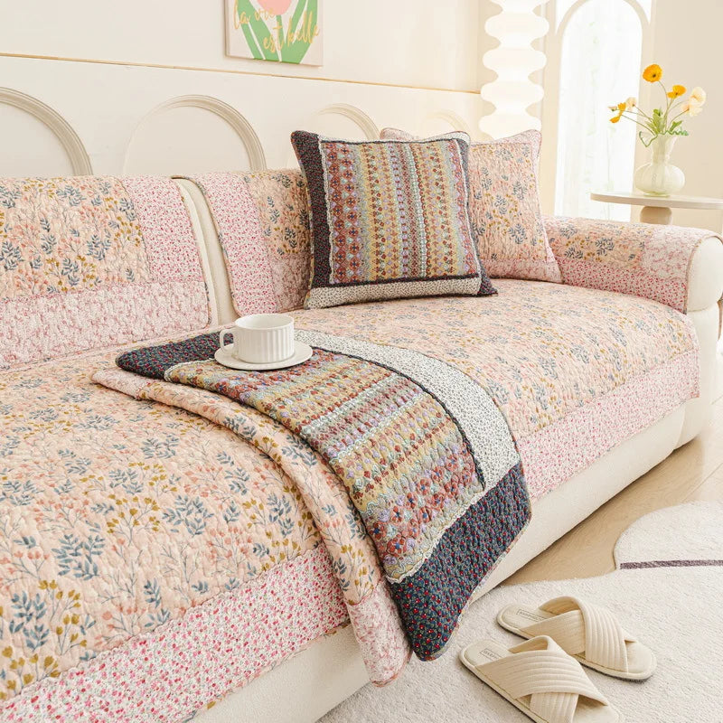 Un canapé confortable décoré avec des motifs floraux et des couleurs chaleureuses, créant une ambiance cosy et accueillante.