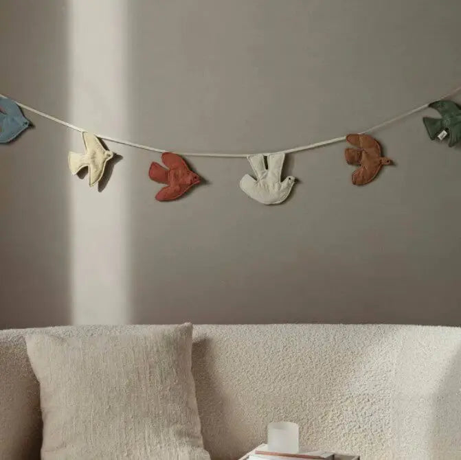 guirlande décorative moderne oiseaux stylisés bleu beige rouge blanc marron vert chambre enfant