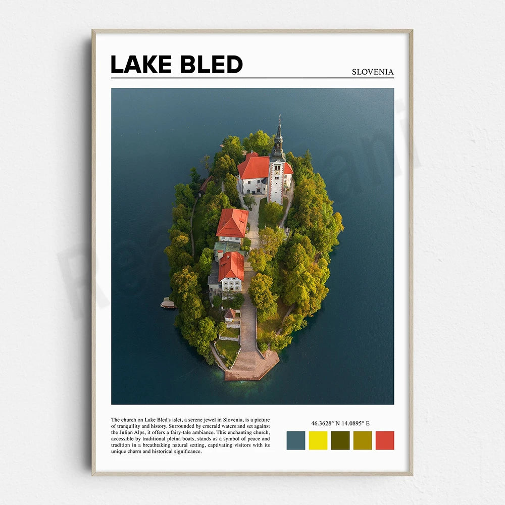 L'église située sur l'île du lac Bled, en Slovénie, est une vue pittoresque de tranquillité et d'histoire, entourée d'eaux émeraude et de montagnes boisées.