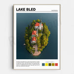 L'église située sur l'île du lac Bled, en Slovénie, est une vue pittoresque de tranquillité et d'histoire, entourée d'eaux émeraude et de montagnes boisées.