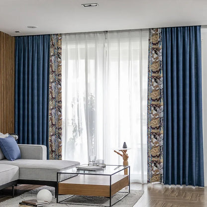 Rideaux élégants pour salon moderne avec motifs artistiques et teintes bleues, apportant une touche de style et de confort. Fenêtre décorée, ambiance lumineuse et contemporaine, parfaite pour sublimer votre espace de vie. Ajustement idéal pour toute décoration intérieure.