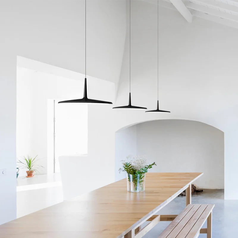lampe suspendue moderne noir blanche contemporaine cuisine salon restaurant étude chambre balancelle