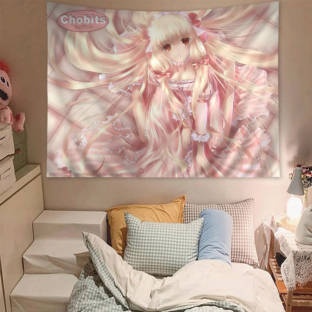 Tapisserie utilisée comme couverture sur un canapé avec coussins assortis