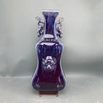 Le vase antique en céramique violette, richement décoré de motifs et de formes raffinées, constitue un objet de collection unique.