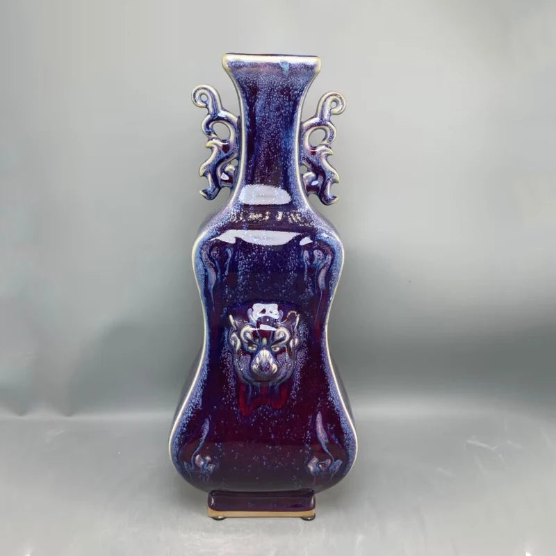 Le vase antique en céramique violette, richement décoré de motifs et de formes raffinées, constitue un objet de collection unique.
