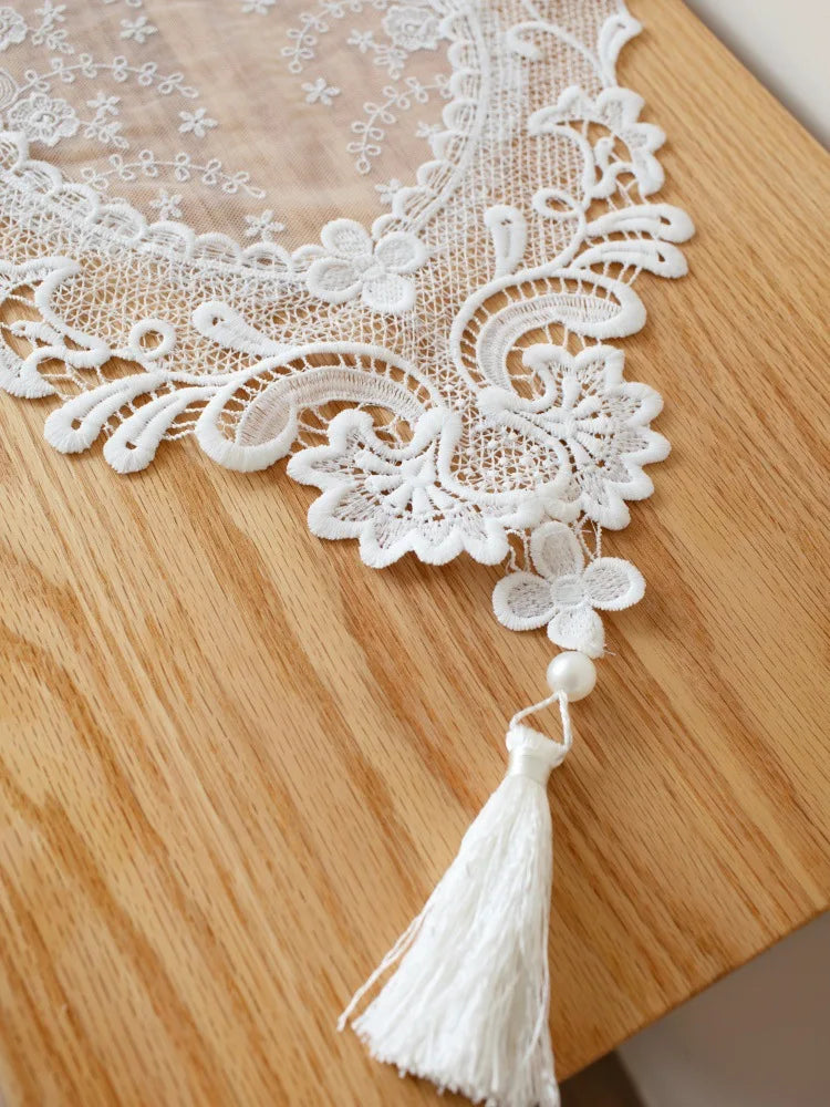 serviettes table blanches brodées motifs floraux coton polyester classiques romantiques tassel