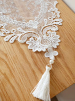 serviettes table blanches brodées motifs floraux coton polyester classiques romantiques tassel