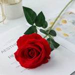 bouquet roses artificielles rouge élégantes décoration intérieure mariage anniversaire festives modernes minimalistes