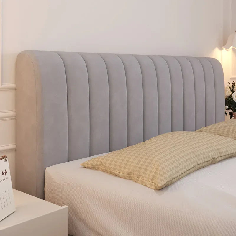 Détail de la texture matelassée de la tête de lit jaune