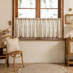 rideau bohème rustique beige carrés blancs franges tubulaire petite fenêtre