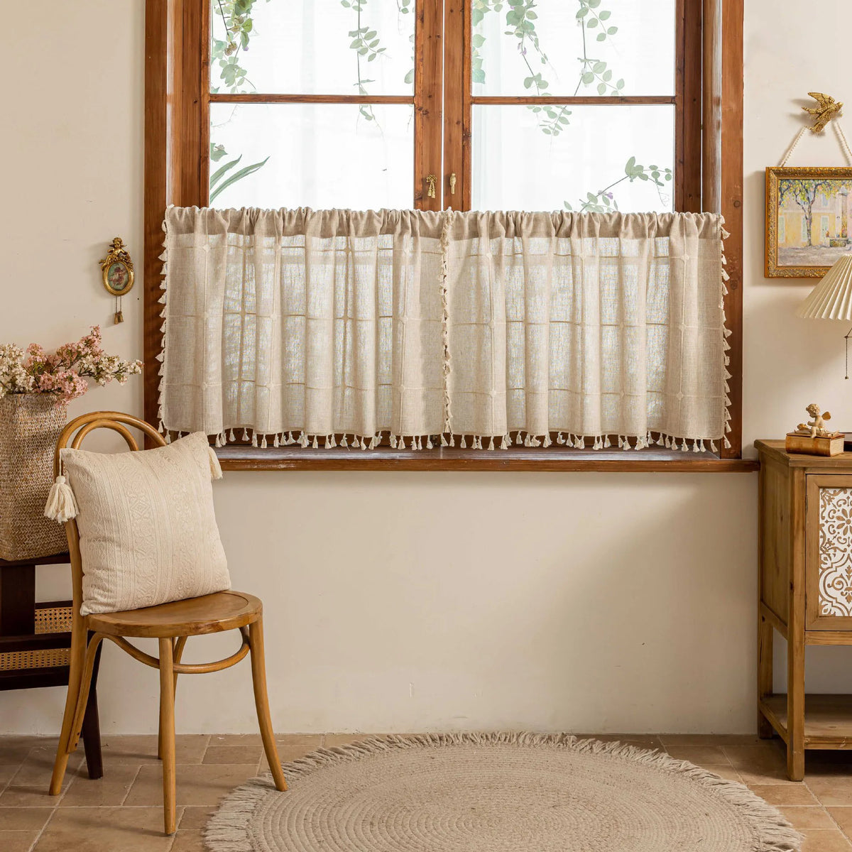 rideau bohème rustique beige carrés blancs franges tubulaire petite fenêtre