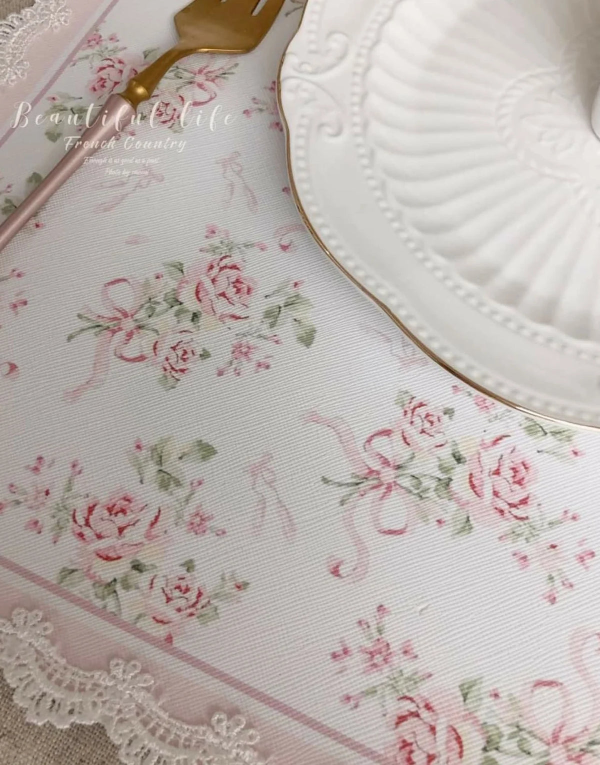 serviettes table rectangulaires fleurs roses classiques blanc rose pâle beige bleu clair bordure dentelée