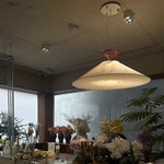 suspension lumineuse moderne minimaliste beige clair abatjour opaque câbles métalliques rouge salon chambre