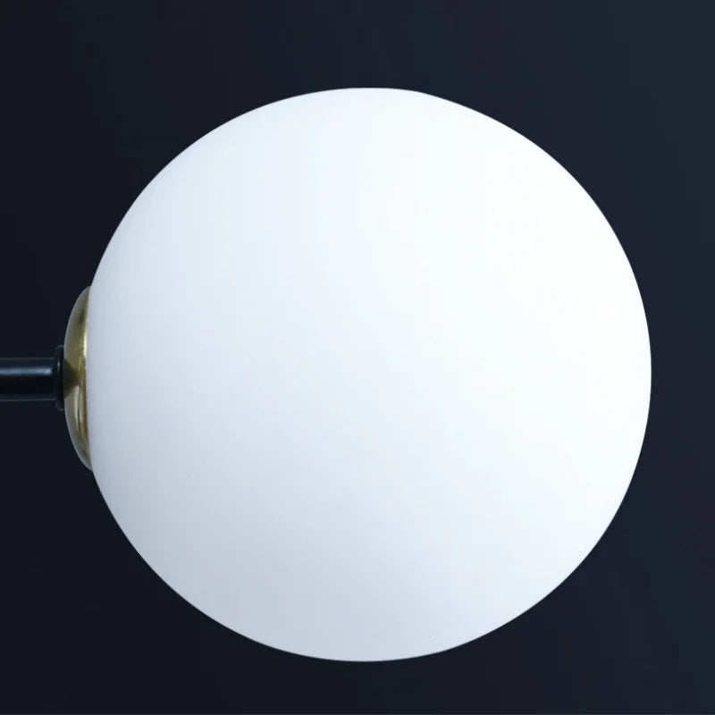 suspension lumineuse moderne minimaliste noir doré blanc sphères translucides métal poli