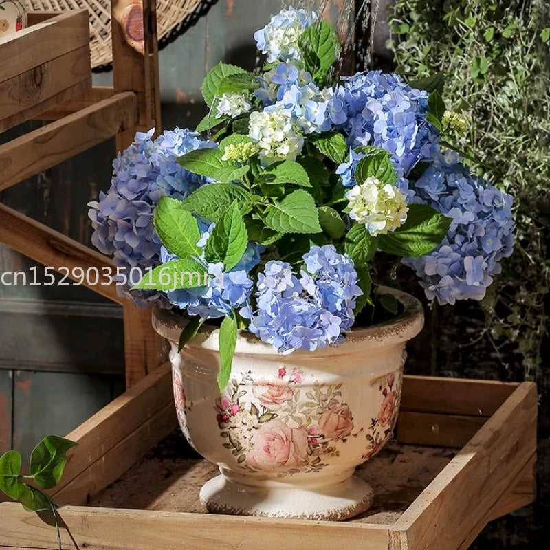 pots fleurs céramique blanc rose vert fleurs roses feuilles vertes details floraux vintage romantique