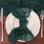 Nappe et couvert de table avec une serviette de table verte chiffonnée.