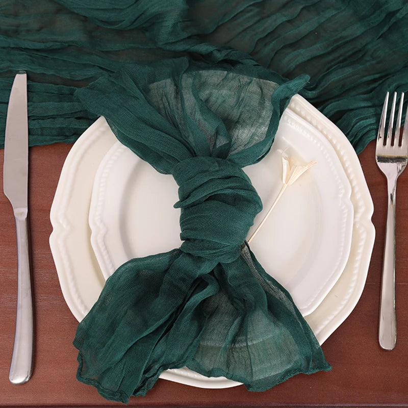 Nappe et couvert de table avec une serviette de table verte chiffonnée.