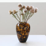vase moderne imprimé léopard marron noir décoration intérieure arrangement floral pot fleurs terrarium table