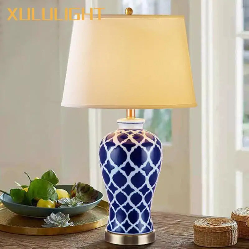 Lampe de chevet en céramique bleue et blanche sur table de nuit
