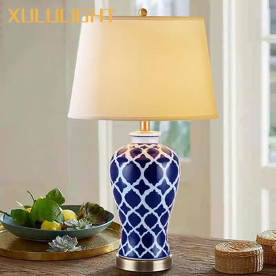 Lampe de chevet en céramique bleue et blanche sur table de nuit