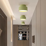 lampe moderne rouge beige blanc vert rayures verticales éclairage intérieur tricolore warm cool