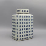 Un élégant pot de porcelaine décoré de motifs et inscriptions asiatiques traditionnels.