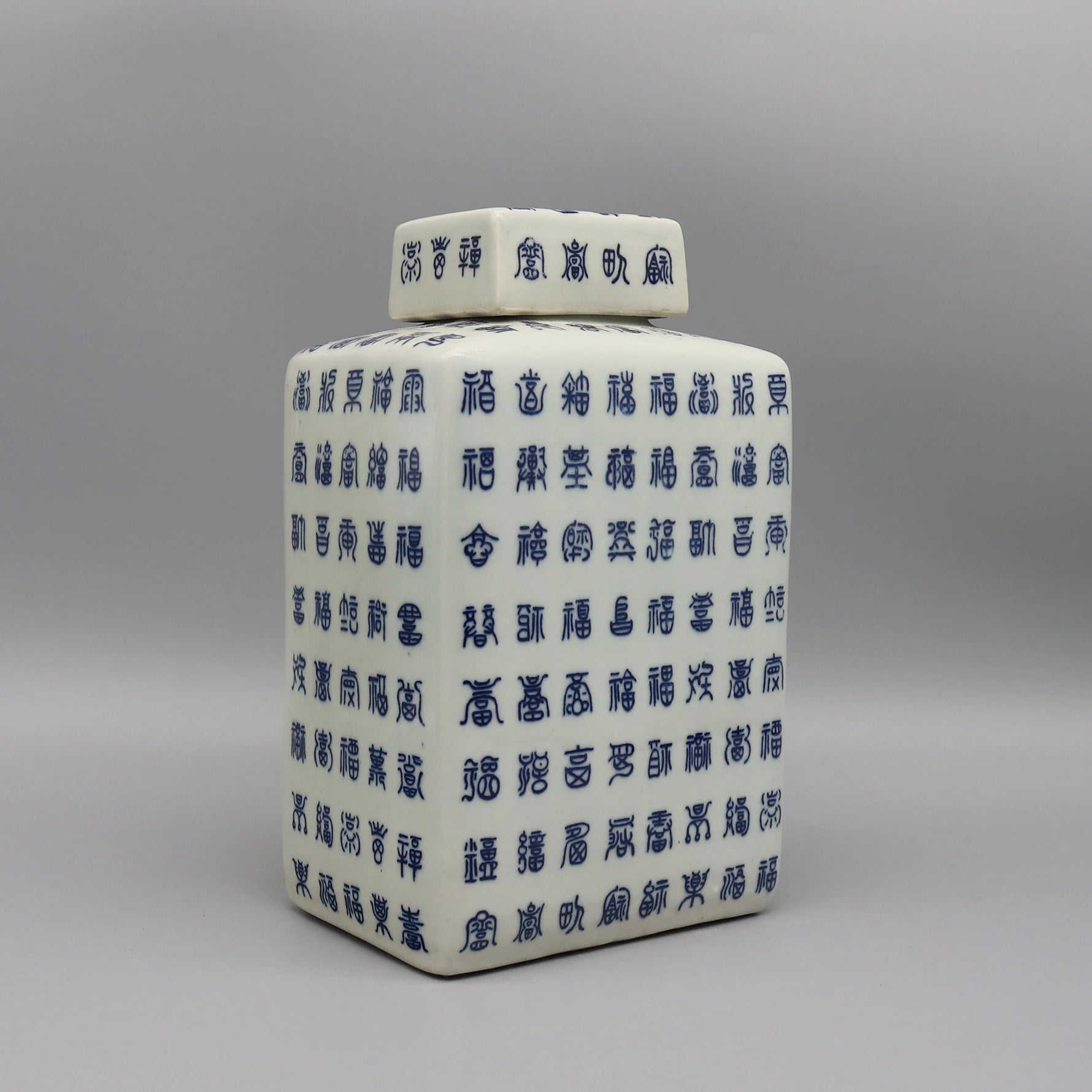 Un élégant pot de porcelaine décoré de motifs et inscriptions asiatiques traditionnels.