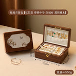 boîte bijoux bois foncé classique gravure fleurs bouton doré anneaux boucles oreilles bracelets tissu