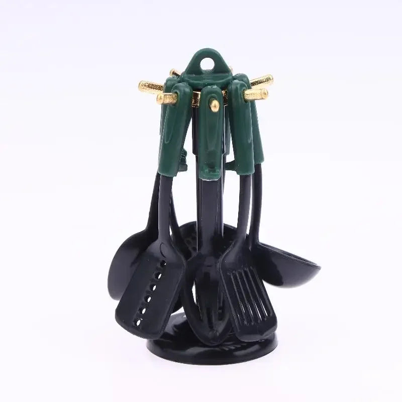accessoires cuisine miniature suspendues ensemble cuillères spatules moderne noir blanc vert opaques