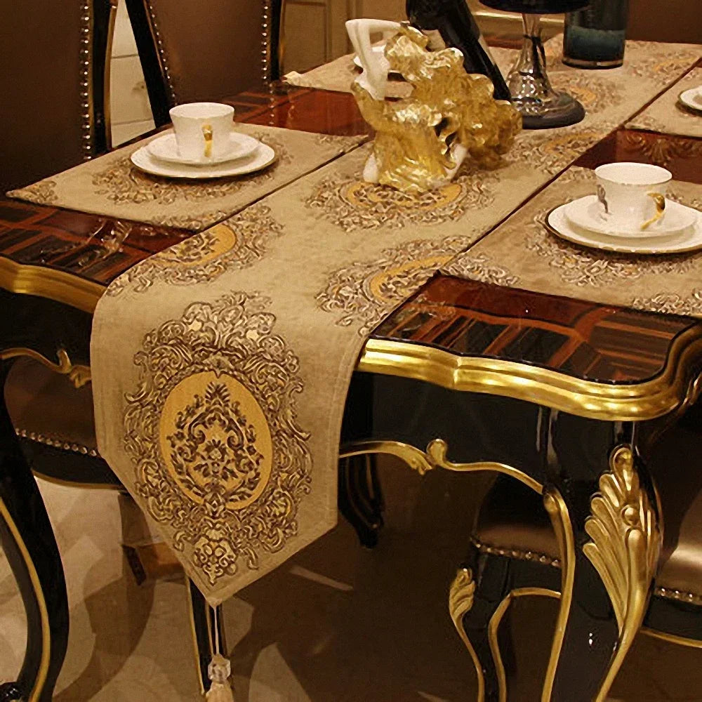 nappes tables motifs floraux brodés ornementaux franges décoratives luxueux tableaux ornementaux