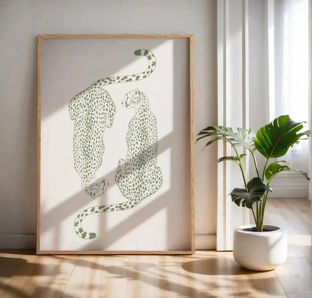 affiche moderne léopard toile encadrée bois verte table chaise plante tapis fenêtre
