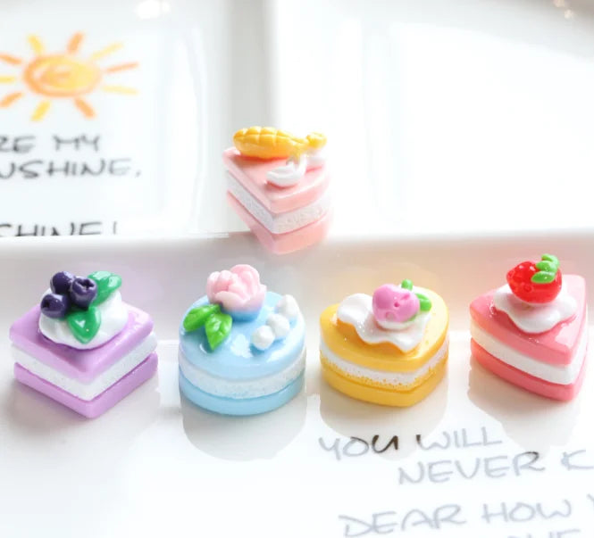 gâteaux résine coeurs fruits myrtilles fraises feuilles vertes violet bleu rose blanc rouge décoratifs