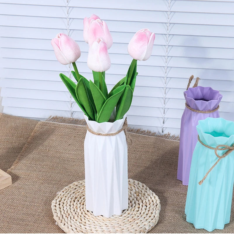 vases décoratifs modernes plissés fleurs artificielles couleurs variées salon minimaliste