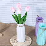 vases décoratifs modernes plissés fleurs artificielles couleurs variées salon minimaliste