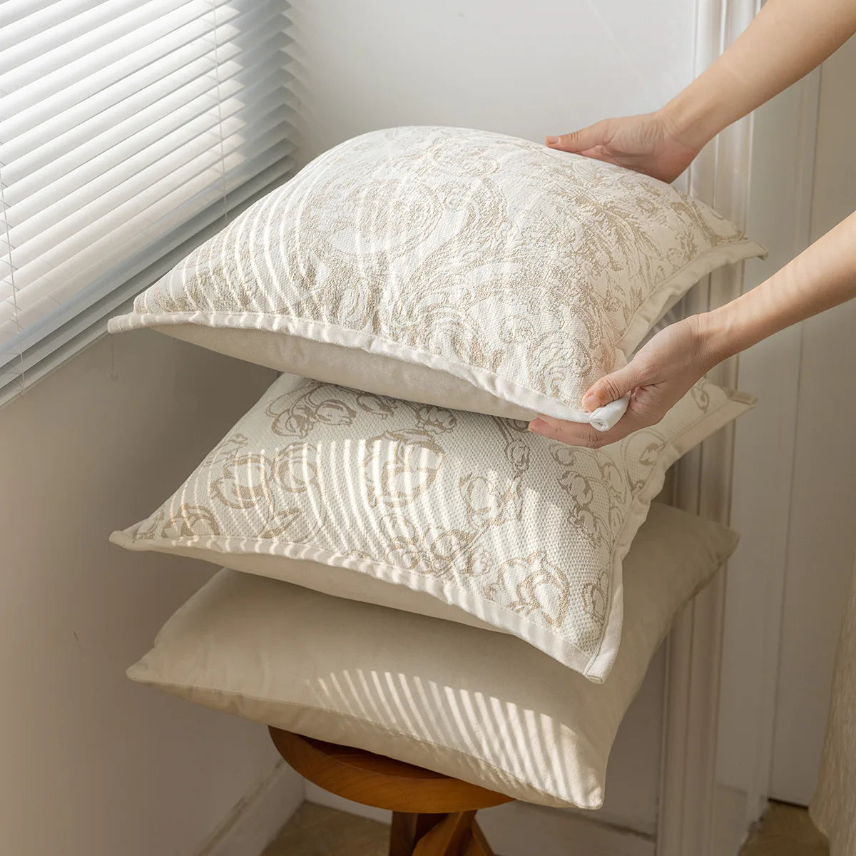 housse coussin carré motif floral doré 100% polyester 45x45cm décoration maison élégant