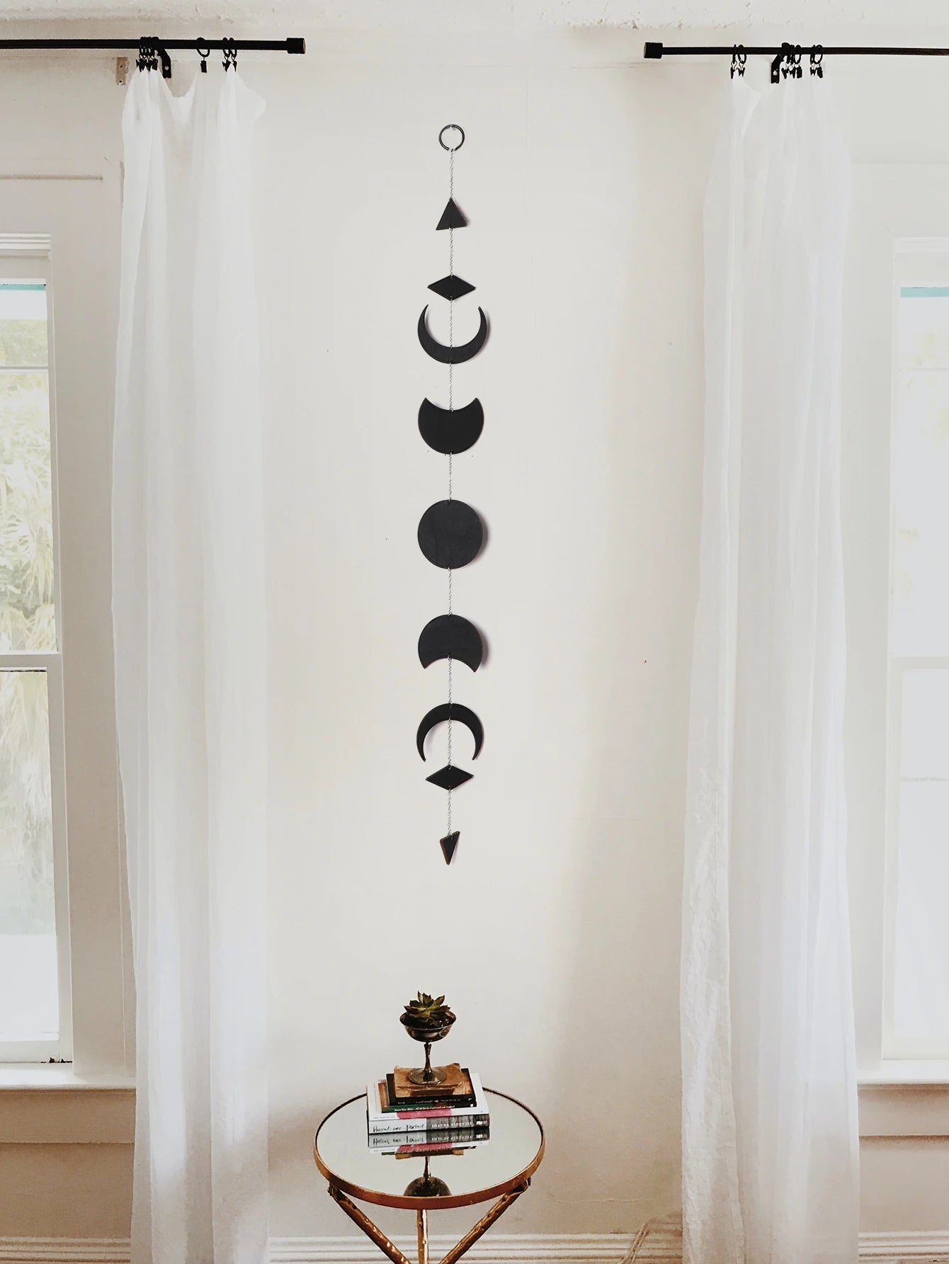 Guirlande murale phase de lune noire en bois décor boho accrochée au mur d'une chambre