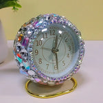 horloge décorative quartz strass transparente support métallique rouge violet argenté chambre salon