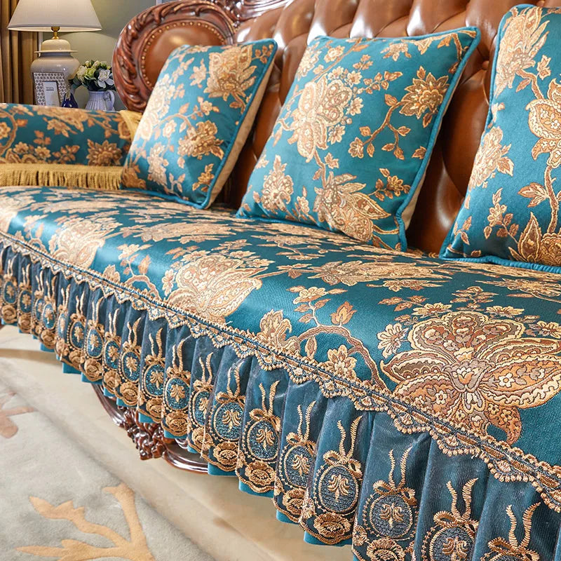 Un canapé en cuir marron surplombé de coussins ornés d'un magnifique motif floral doré sur un fond bleu turquoise, créant une atmosphère luxueuse et élégante.