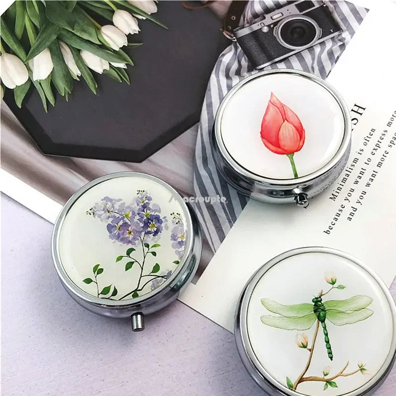 boîte pilules argentée fleurs papillons bouton pression classique organisation médicaments portable unisexe adultes
