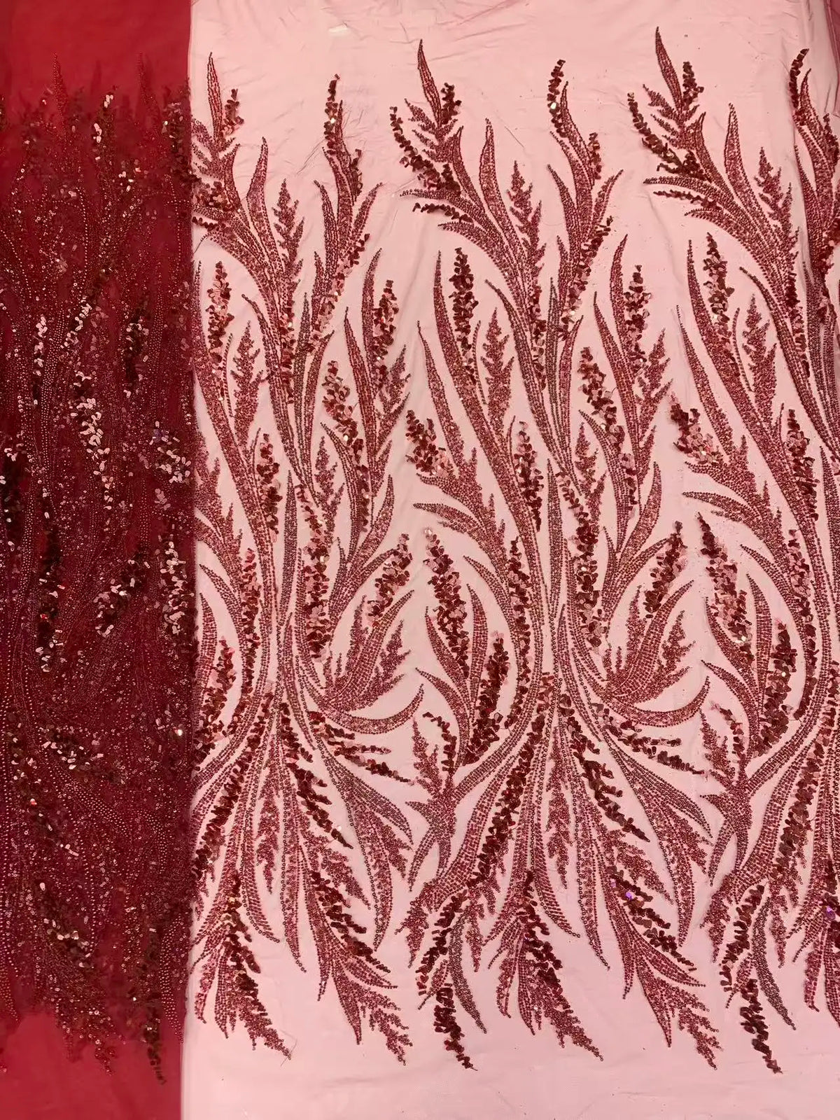 tissu dentelle polyester feuilles stylisées rouge élégant orné mariage fête