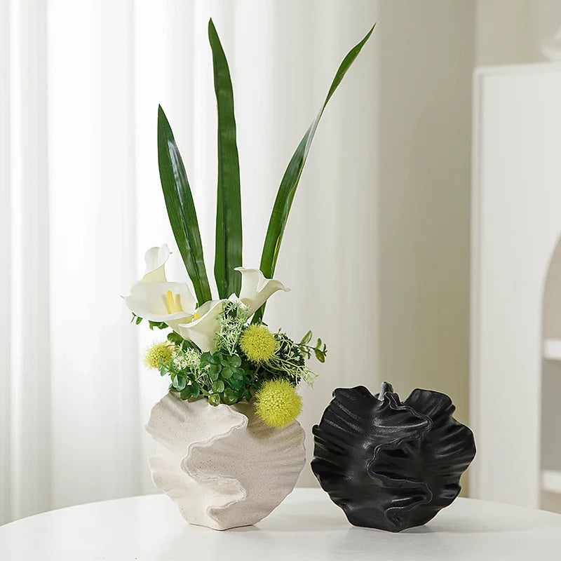 vase table céramique porcelaine blanc noir ondulé moderne organique fleuri chrysanthème calla pampa