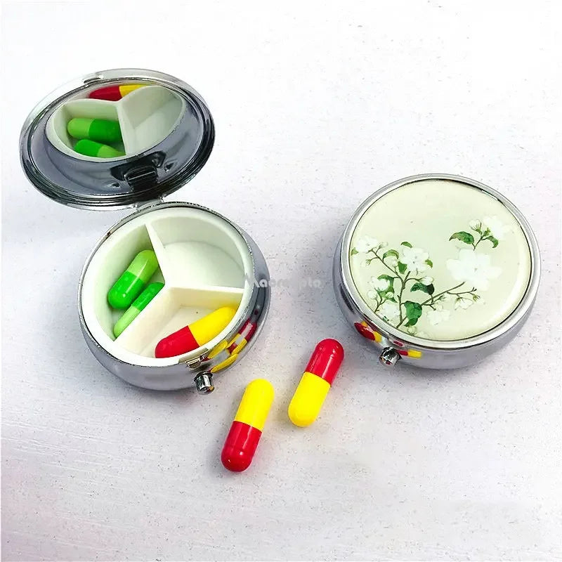 boîte pilules argentée fleurs papillons bouton pression classique organisation médicaments portable unisexe adultes