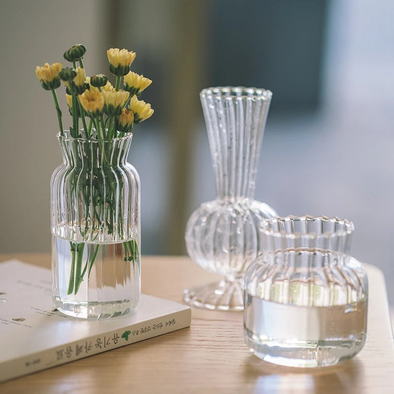 vases verre transparents rayures gravure classique décoration intérieure fleurs artificielles salon maison esthétique