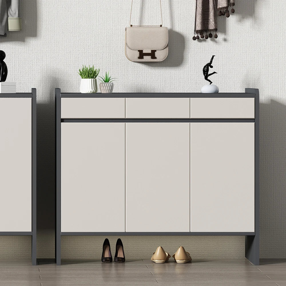 rangement chaussures meuble gris clair tiroirs lisses plateau verre moderne pieds métalliques tapis noir