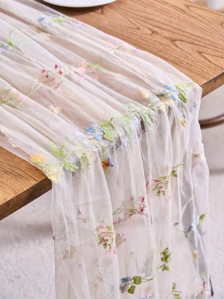 nappe transparente florale brodée vert clair rose blanc table champêtre décoration hand wash