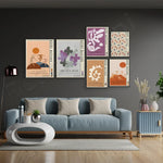 Le salon accueillant avec son canapé bleu, ses accessoires décoratifs et ses affiches d'art moderne crée une ambiance chaleureuse et harmonieuse.