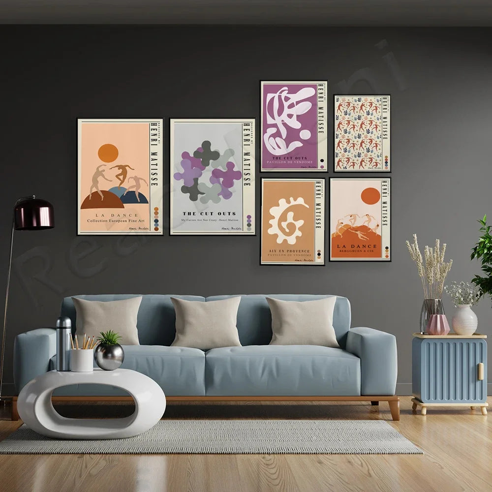 Le salon accueillant avec son canapé bleu, ses accessoires décoratifs et ses affiches d'art moderne crée une ambiance chaleureuse et harmonieuse.