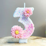 bougies numéraires forme chiffres paillettes fleurs roses centrer jaune decoration anniversaire maison festive